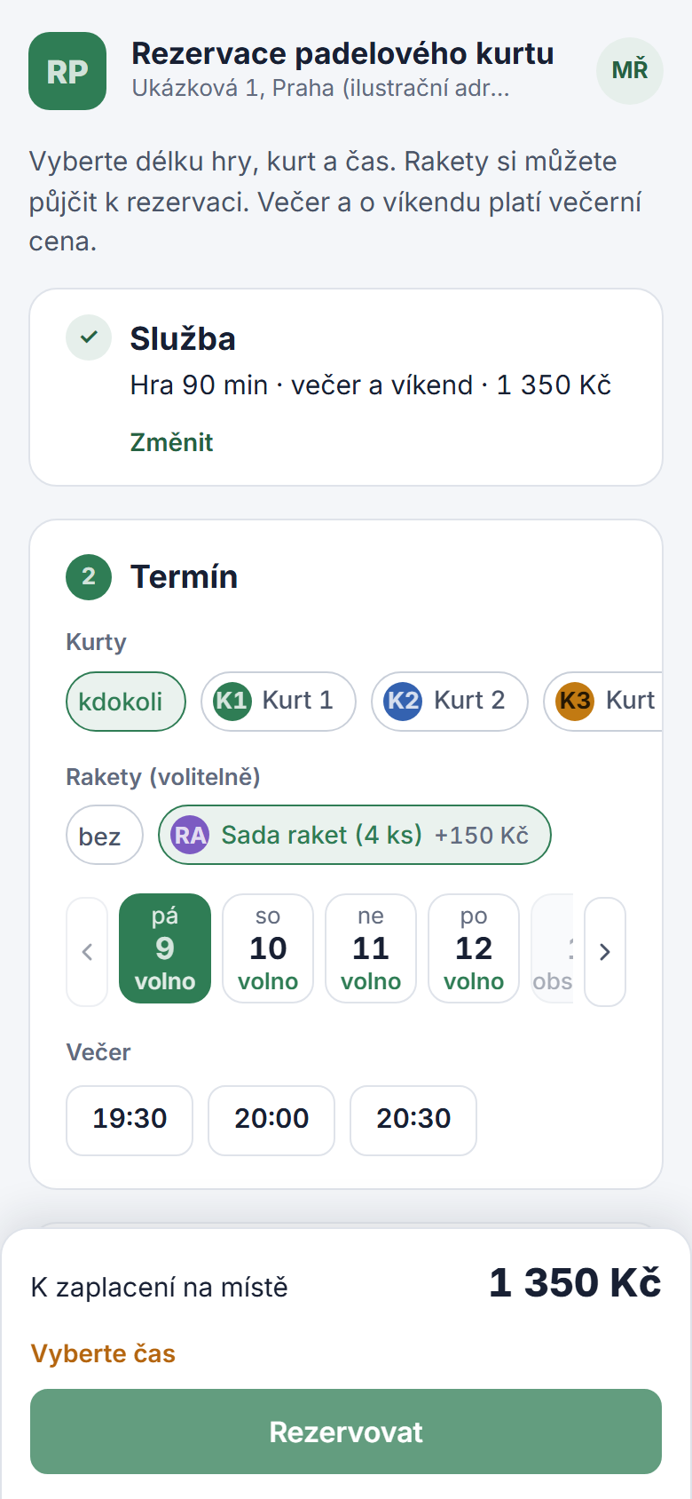 Rezervační stránka na mobilu: hra na 90 minut večer, výběr kurtu, sada raket za 150 Kč a celková cena 1 350 Kč