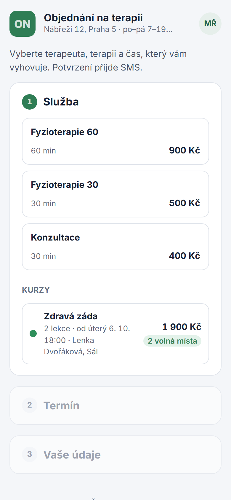 Rezervační stránka na mobilu s výběrem služby a termínu