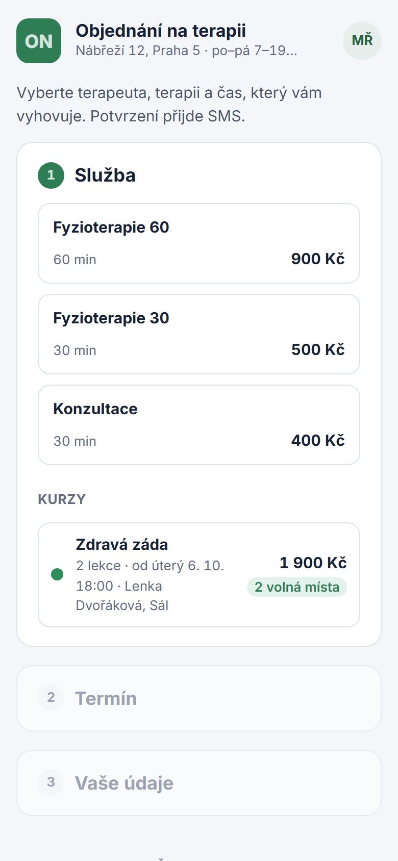 Rezervační stránka na mobilu s výběrem služby a termínu